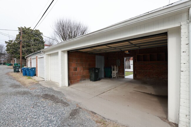Building Photo - -- AVAILABLE 05/26/2026 -- MUSEUM DISTRICT CHARMER! 2 CAR GARAGE
