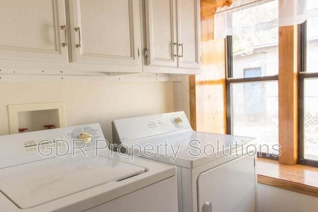 Building Photo - 305 Wilshire Dr SW