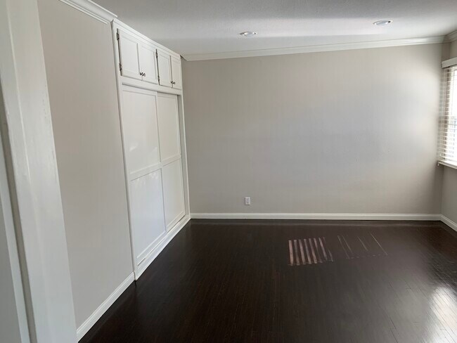 Building Photo - 9030 Swinton Ave