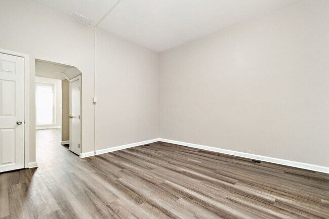 Building Photo - 1418 N Eden St