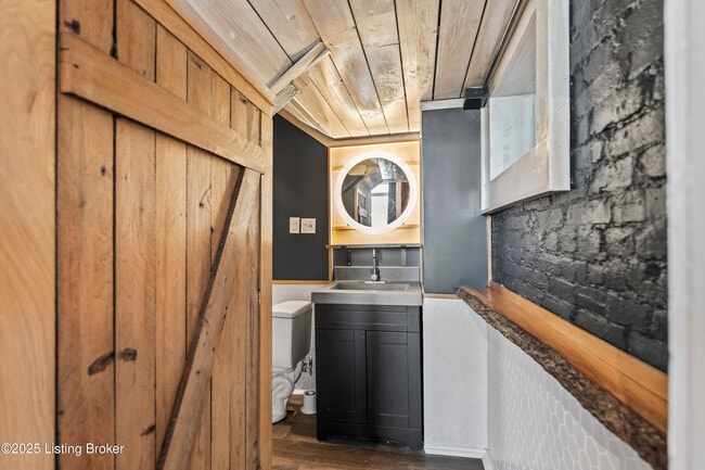 Building Photo - 902 E Jefferson St