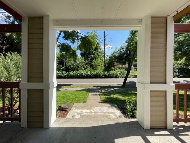 Building Photo - SE Home 3Bd/2.5Ba Home Close to the Willamette River off McLoughlin Blvd. 2 Car Garage and Washer...