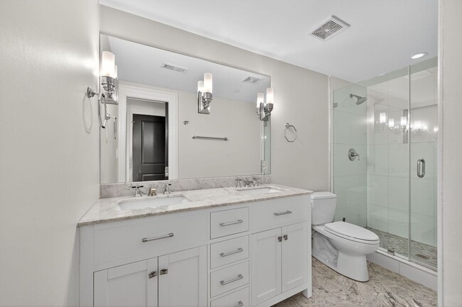 Building Photo - Available Now! 2 Bed // 2.5 Bath Between U...