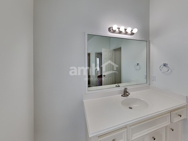 Building Photo - 15818 Shoreline Terrace Dr