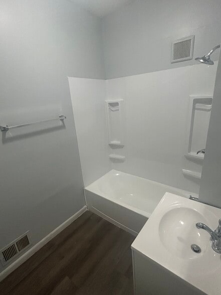 Building Photo - 40 Moulson St