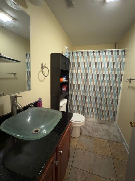 Building Photo - 864 Ridgemont Dr