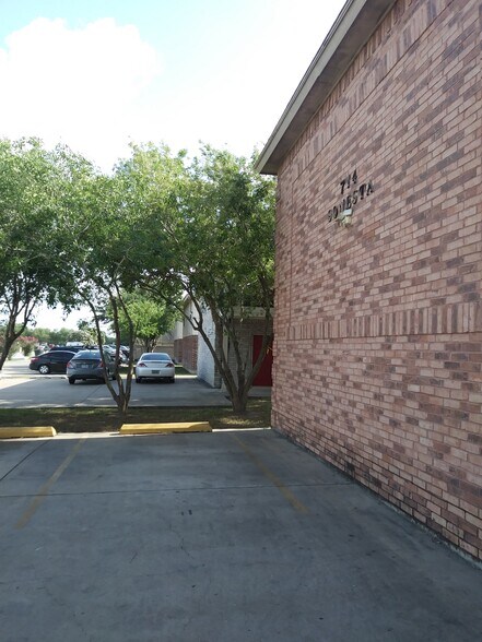 Building Photo - 714 Sonesta Dr