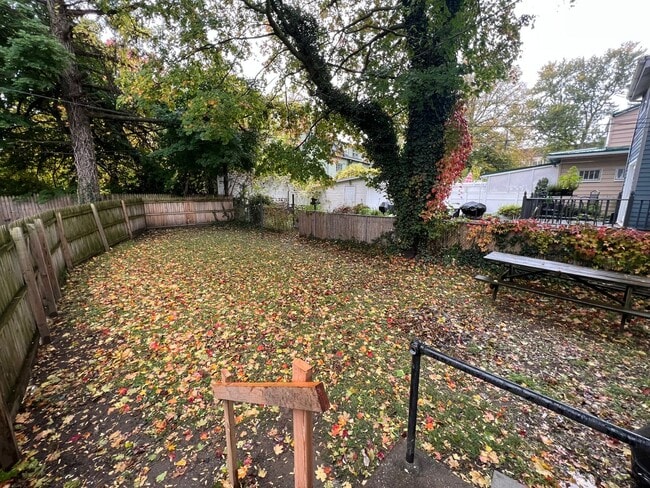 Building Photo - Spacious super clean 3 BR home close to Ba...