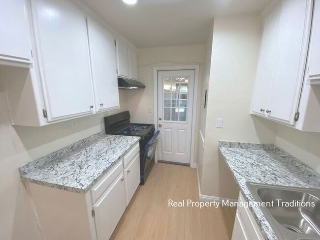 Building Photo - Updated Apt in Rosamond - Military Discount!