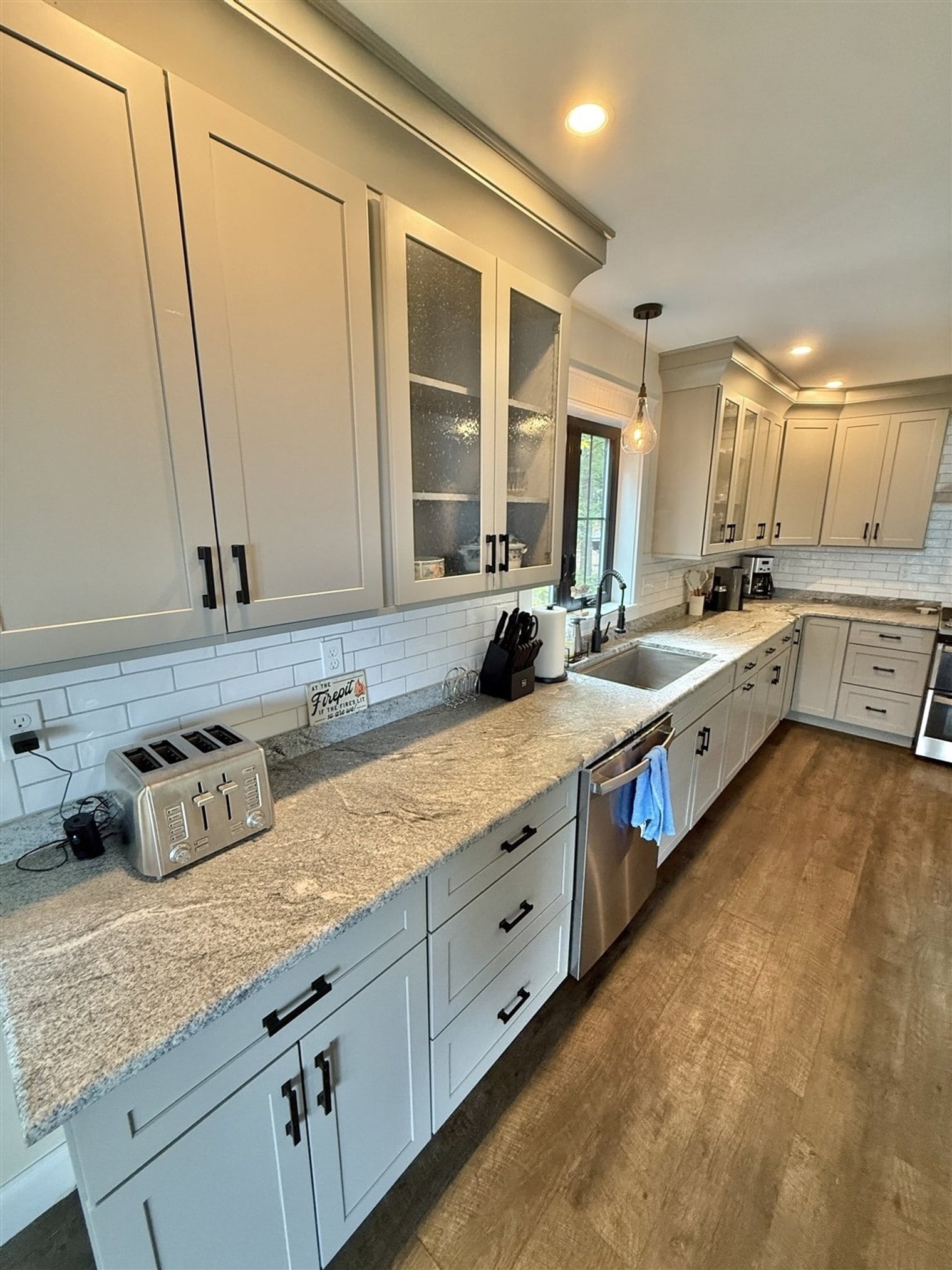 Building Photo - 304 NW River Rd