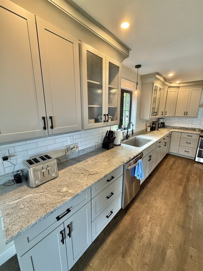 Building Photo - 304 NW River Rd