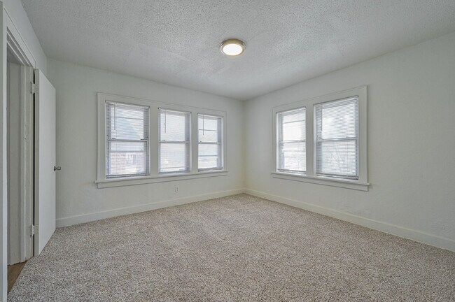 Building Photo - 2209 N Bath Ave