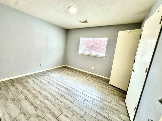 Building Photo - 16214 Mission Glen Dr