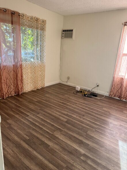 Building Photo - 8420 Rincon Ave