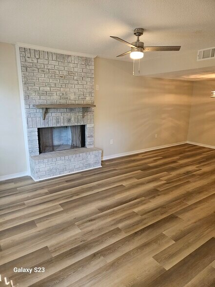 Living and dining room - 2220 E Victory Dr