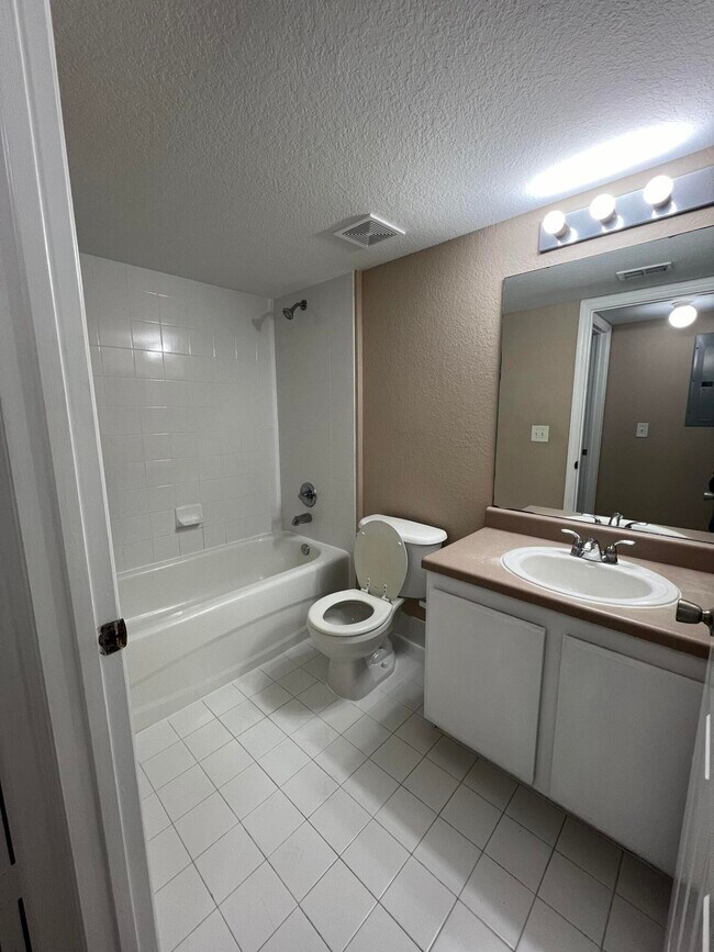 Building Photo - 181 SW Palm Dr