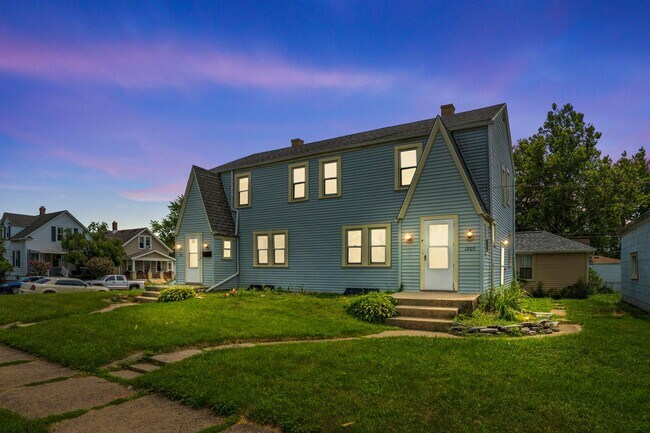 Building Photo - Newly renovated three bedroom available NOW!