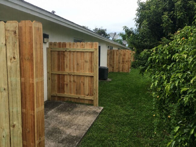 Building Photo - Vero Beach 2 Bedroom 1 Bath