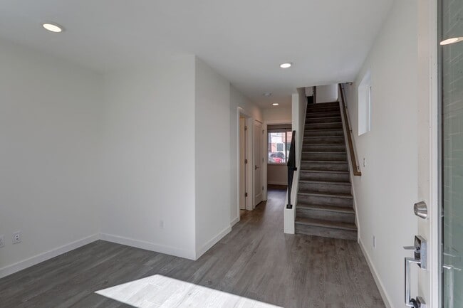 Building Photo - Stylish Capitol Hill Townhouse Living | 2 Bed + Den + Rooftop