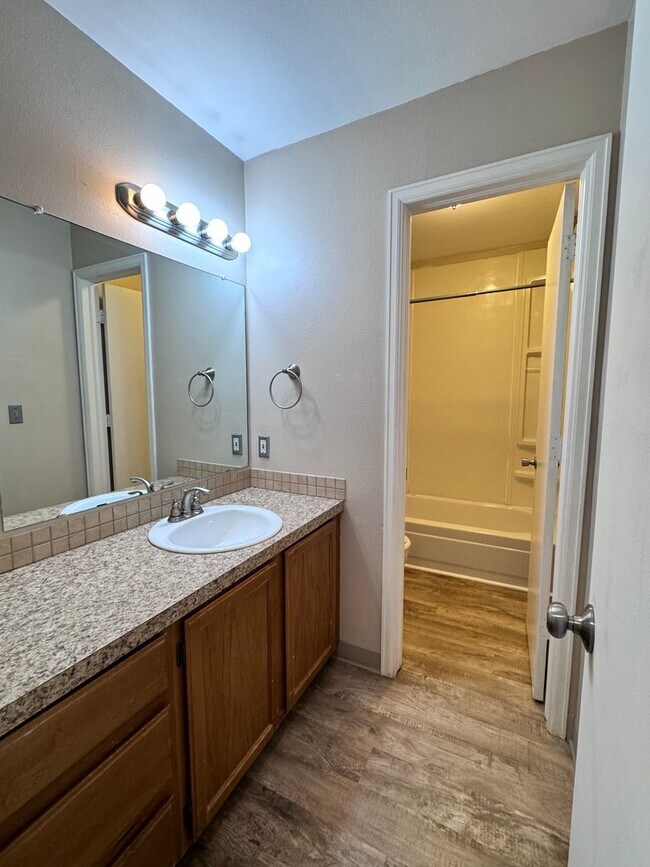 Building Photo - 1 Bedroom with Additional Loft!