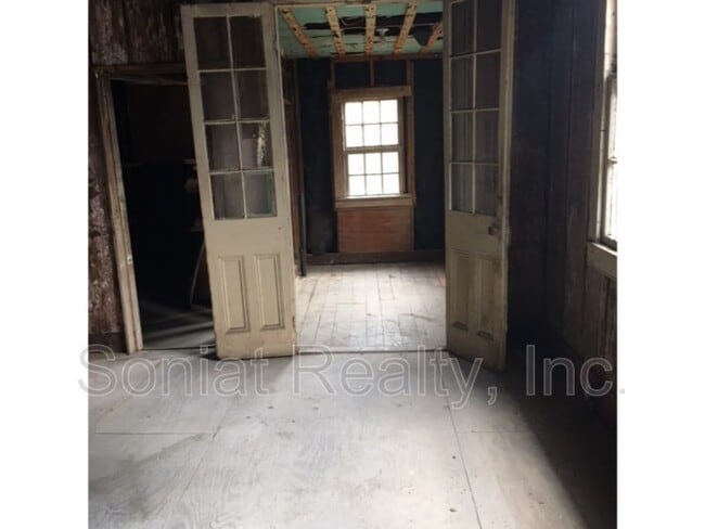 Building Photo - 1023 Clouet St