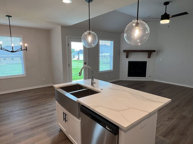 Building Photo - PRE-LEASING! South Nixa 3 Bedroom Family Home