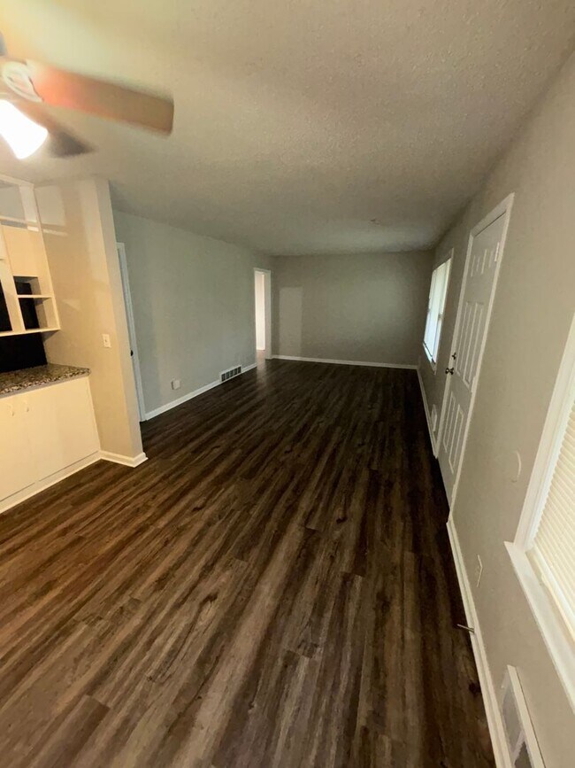 Building Photo - Charming 3 Bed, 1 Bath Home with 1-Car Garage in South Kansas City Location