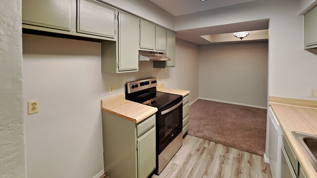 Building Photo - Start your new year in this 2 bedroom, 2.5 bath home located in Shadow Mountain Condominiums!