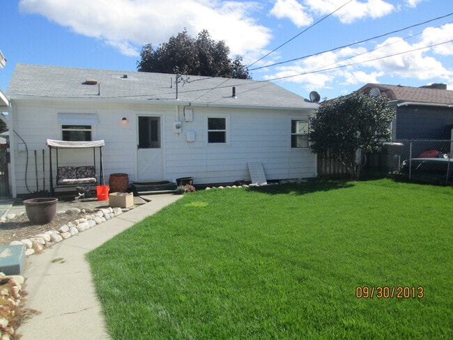 Building Photo - 2 bedroom home with great back yard!