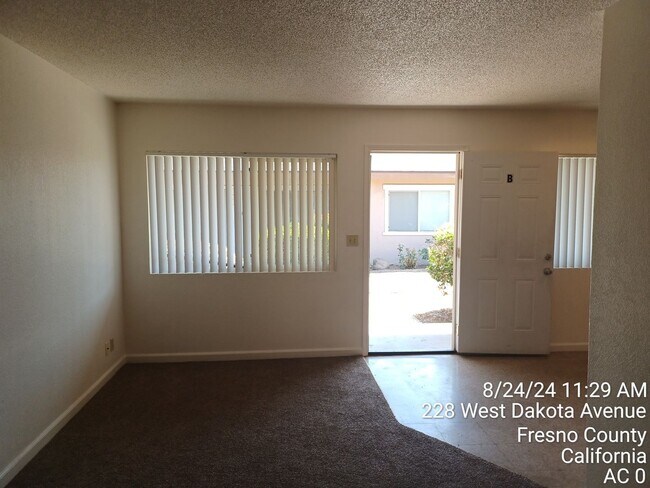 Building Photo - 2 bedroom 1 bathroom unit