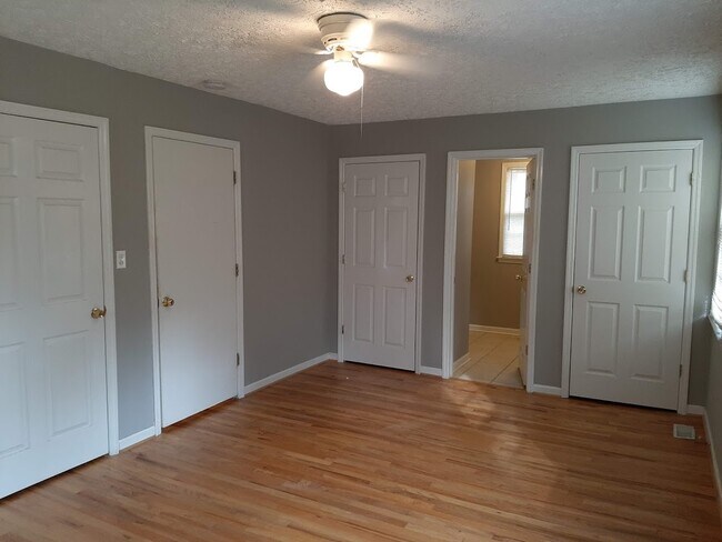 Building Photo - 105 Travis St