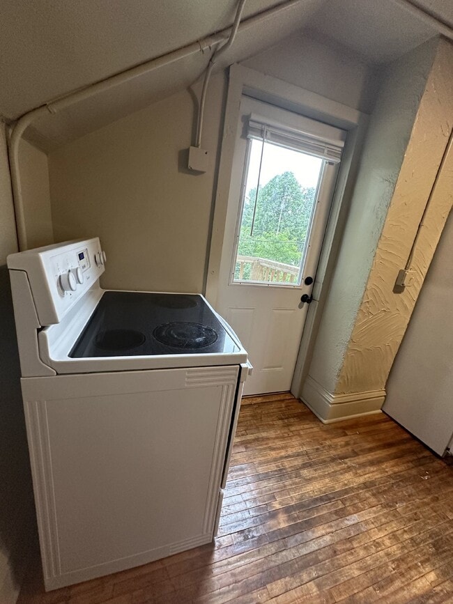 Building Photo - 3 Bed 1 Bath very close to UWEC available June 1st.