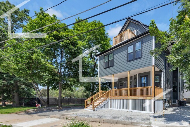 Building Photo - Huge 5 bed in Medford