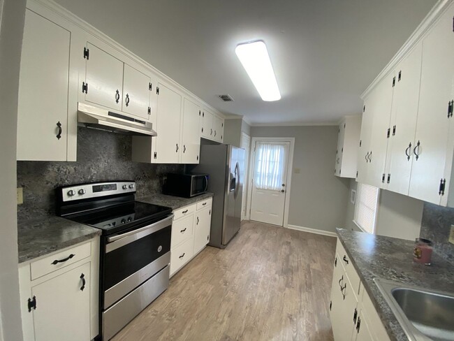 Building Photo - Recently renovated 3 bedroom home for leas...