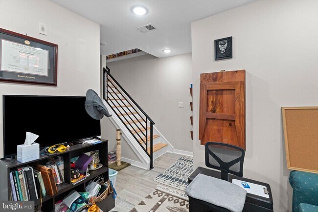 Building Photo - 2234 Master St