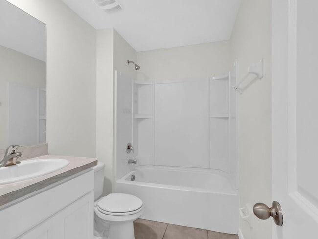 Building Photo - Beautiful 4 bedroom 2 bathroom Single Family House! Like new!