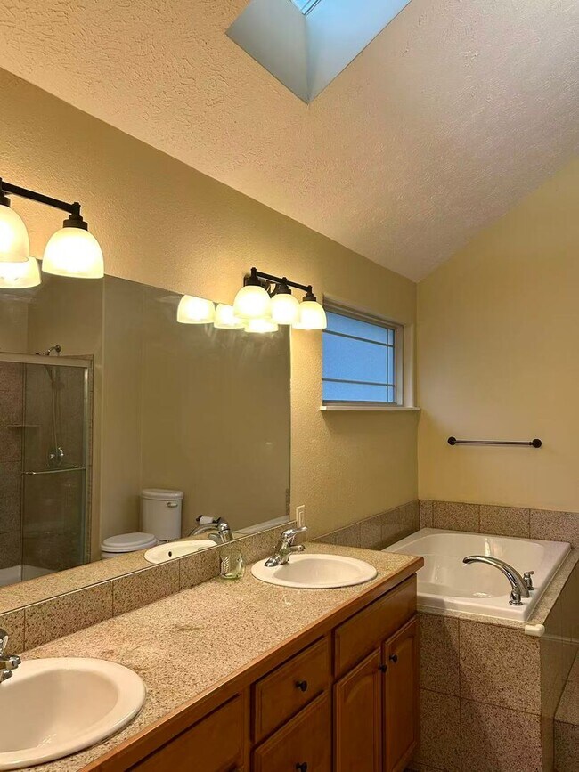 Building Photo - 5 bedroom and 3 bathroom two level house