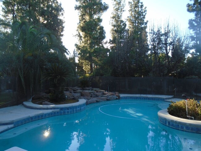 Building Photo - NW - CUSTOM HOME WITH POOL!!