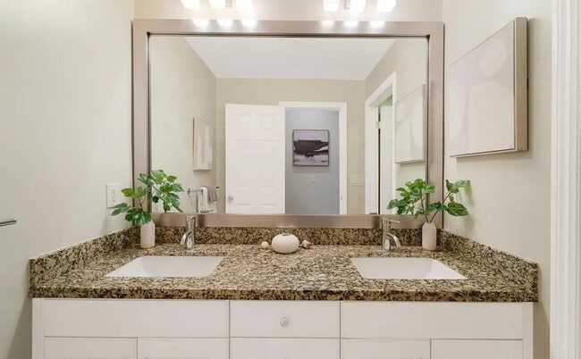 Building Photo - Incredible spacious and bright condo in gr...