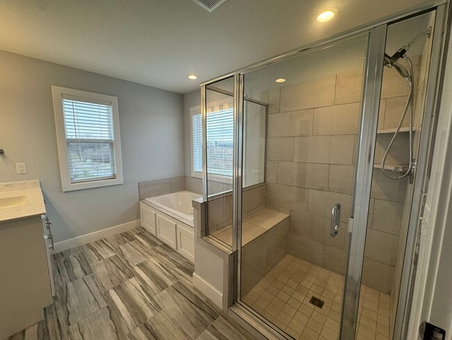 Building Photo - Luxury 5BR 4 BA Home w/ Pool and Clubhouse Access in GREAT location!