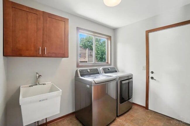 Building Photo - Luxury, Privacy, and Convenience All in One!