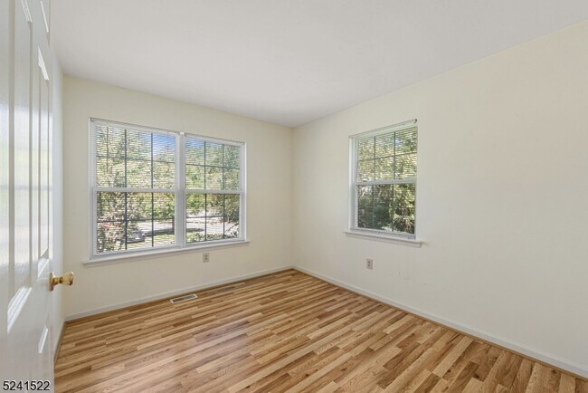 Building Photo - 45 Maple Ln