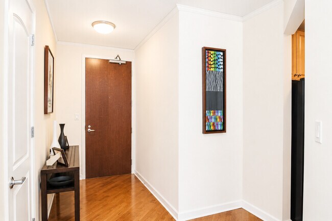 Building Photo - 420 E Waterside Dr