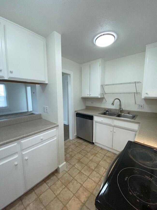 Building Photo - Laine Hill Condominiums