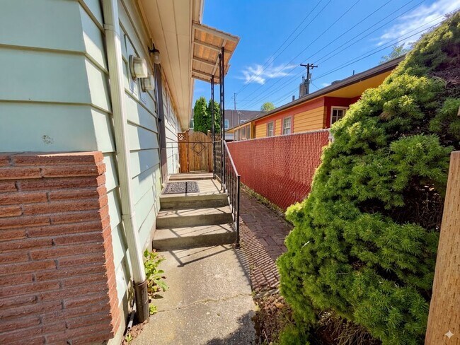 Building Photo - Spacious 2 Bedroom 1 Bathroom Unit Located in a Great Area Just a Few Blocks From The Hawthorne D...