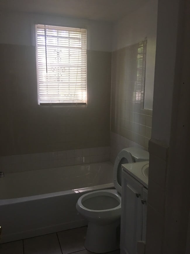 Building Photo - 2930 Carriage Ln