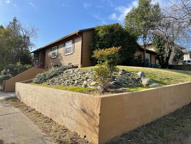 Building Photo - CHARMING 4 BED 2 BATH HOUSE NEAR DOWNTOWN