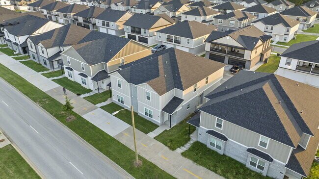 Building Photo - "Spacious 4-Bedroom Duplex with 4.5 Baths ...