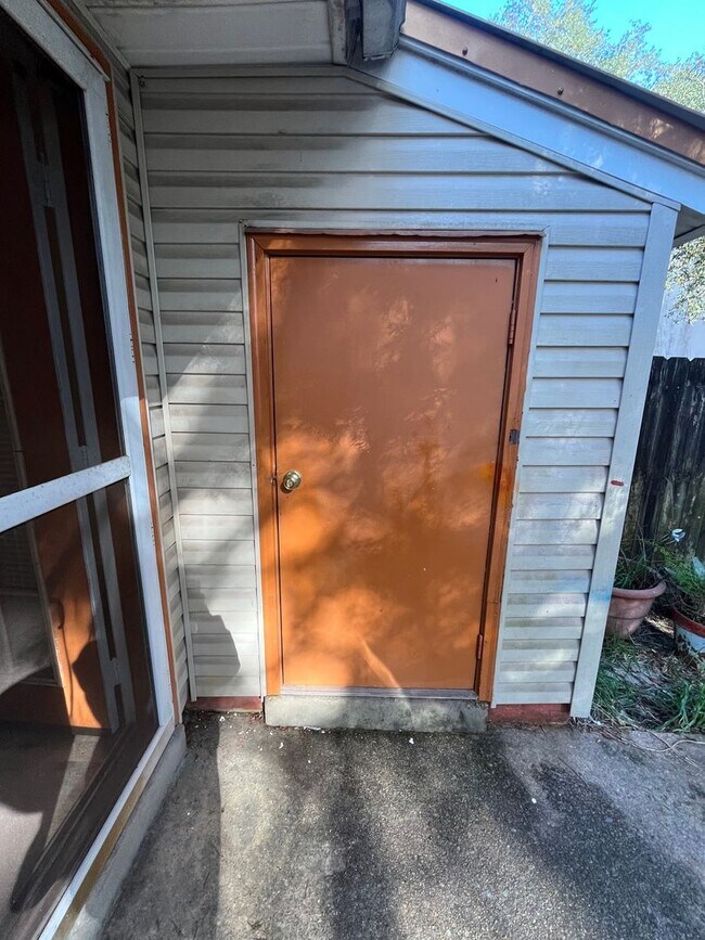 Building Photo - Classic Manor