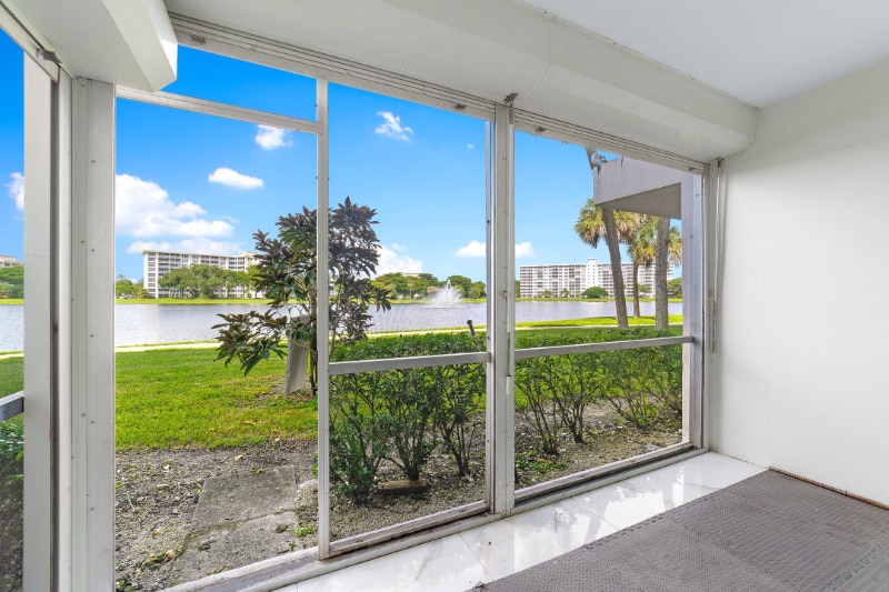 Building Photo - 2801 N Palm Aire Dr